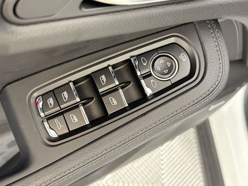 Certified 2026 Porsche Macan AWD/4WD image 13