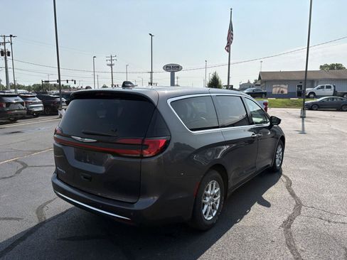 Used 2023 Chrysler Pacifica Touring-L FWD image 23
