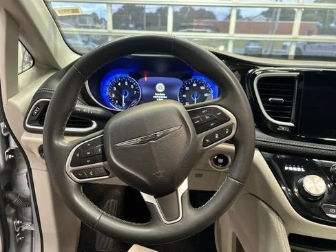 Used 2024 Chrysler Pacifica Limited FWD image 24