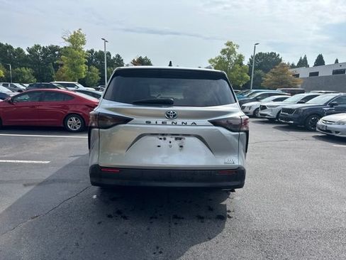 Used 2023 Toyota Sienna XLE FWD image 4