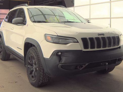 Used 2019 Jeep Cherokee Trailhawk AWD/4WD image 2