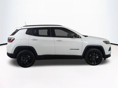 Used 2025 Jeep Compass Latitude w/ Altitude Special Edition AWD/4WD image 4