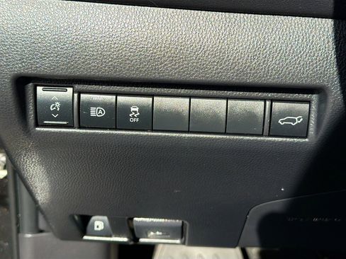 Used 2022 Toyota Venza XLE image 30