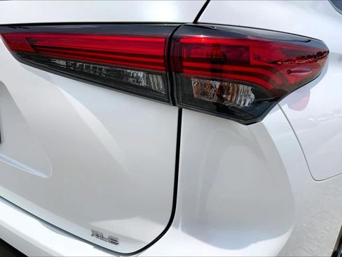 Used 2022 Toyota Highlander XLE FWD image 30