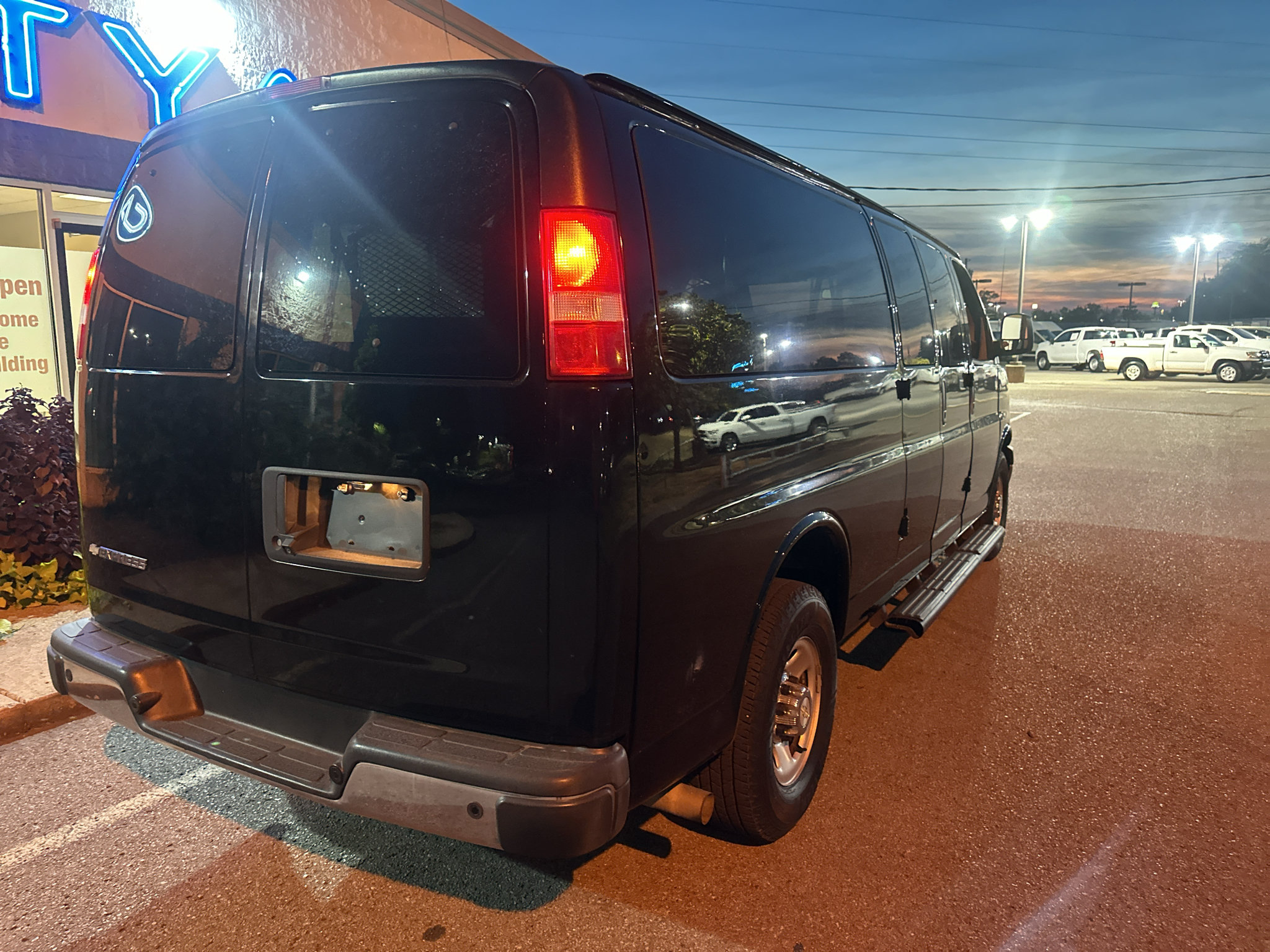 Used 2020 Chevrolet Express 3500 LT w/ LT Preferred Equipment Group RWD image 4