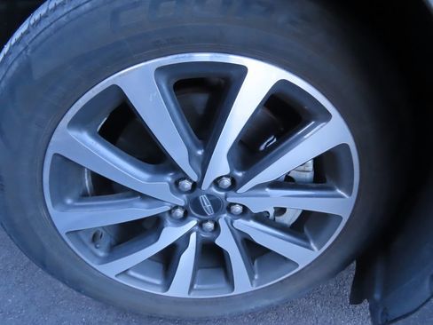 Used 2017 Lincoln Continental Premiere image 18