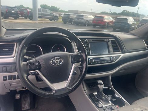 Used 2015 Toyota Highlander XLE FWD image 12