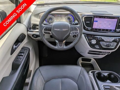 Certified 2022 Chrysler Pacifica Touring-L FWD image 13