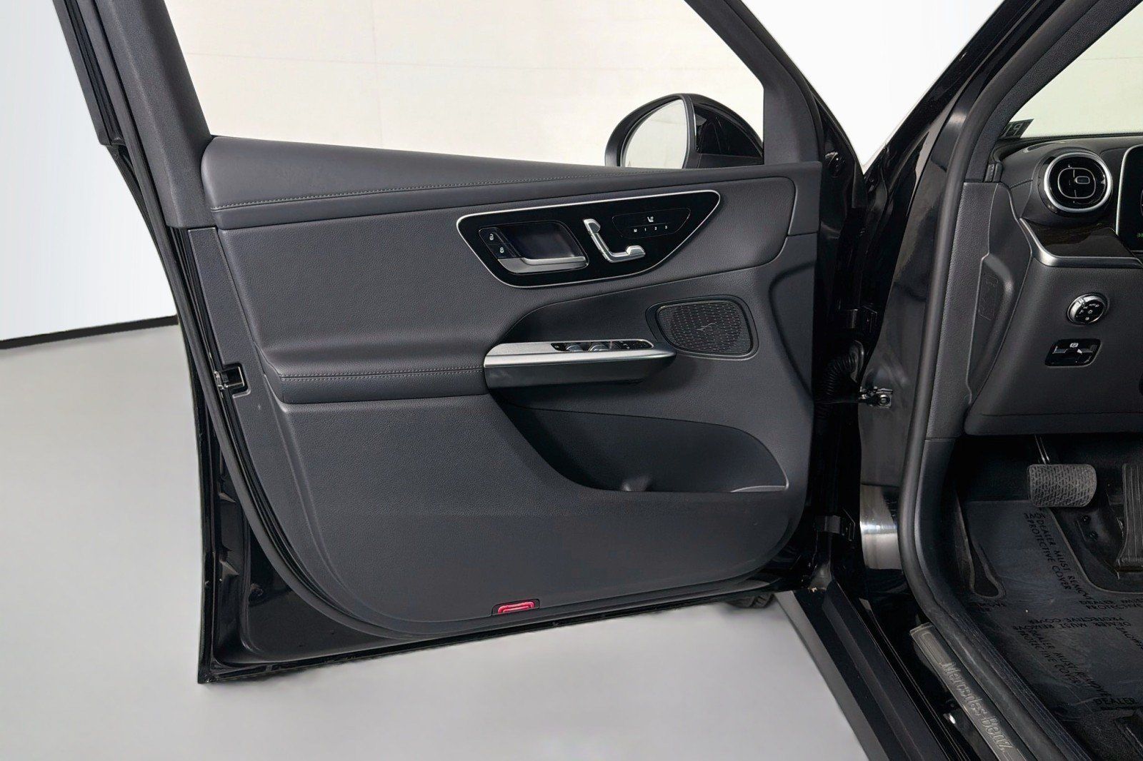 Used 2024 Mercedes-Benz GLC 300 4MATIC image 21