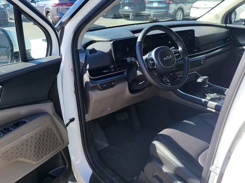 Used 2025 Kia Carnival image 5
