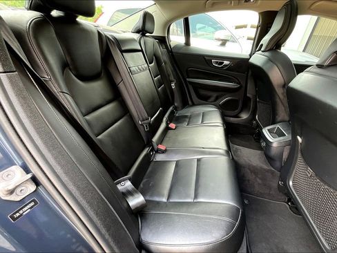 Used 2022 Volvo S60 B5 Momentum w/ Premium Package image 32