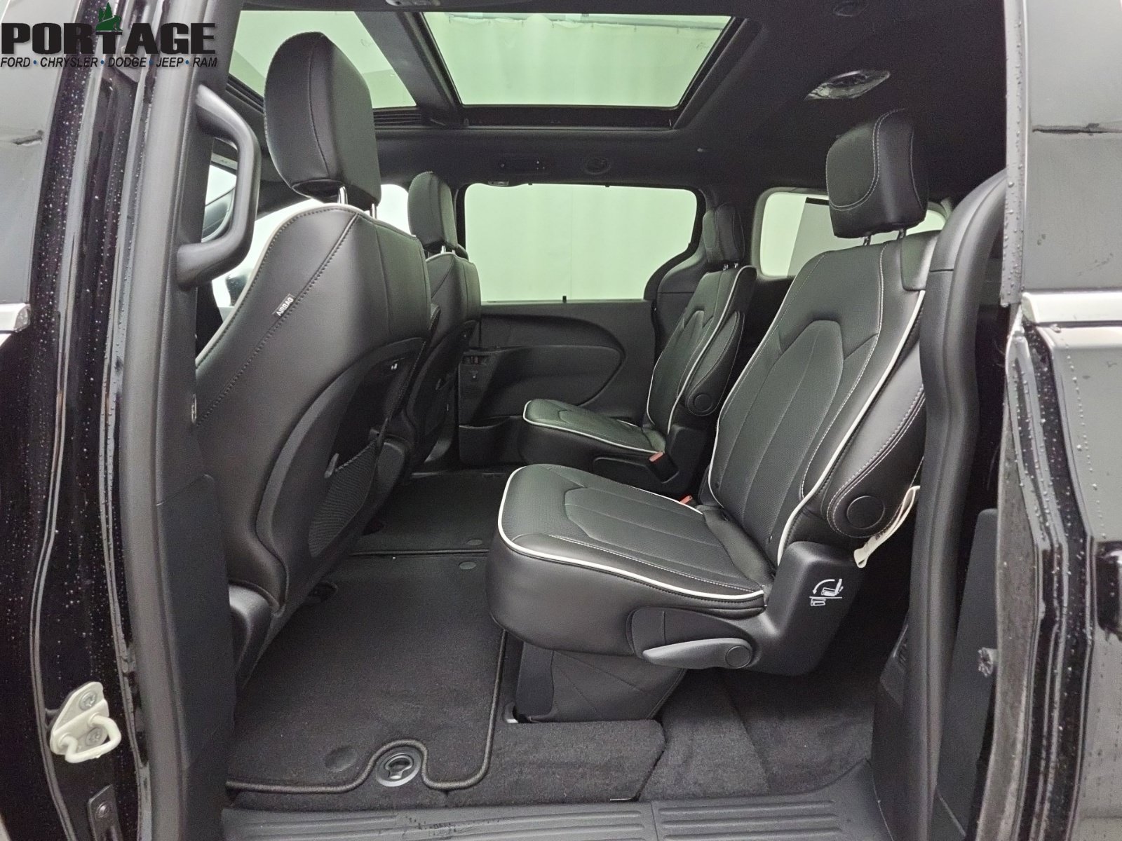 New 2027 Chrysler Pacifica Limited w/ Family Tech Group AWD/4WD image 28
