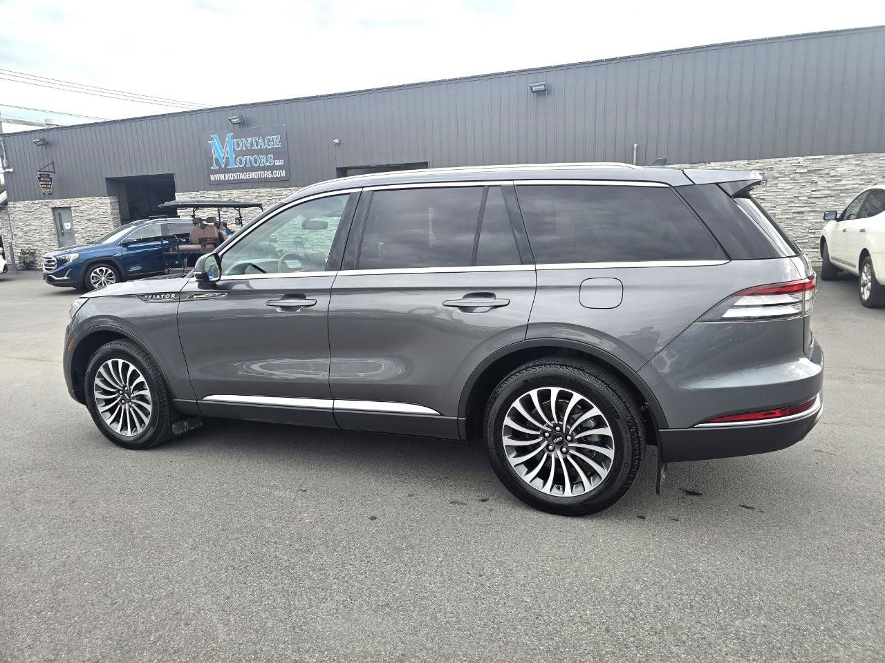 Used 2024 Lincoln Aviator AWD w/ Premium Package image 4