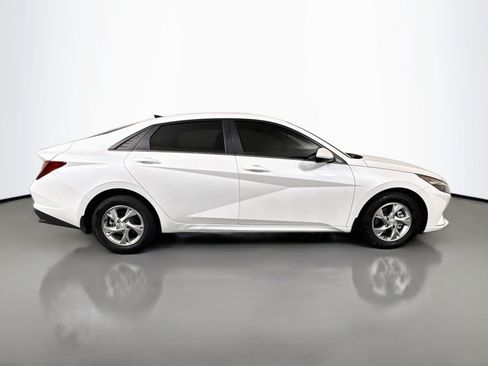 Used 2022 Hyundai Elantra SE FWD image 11