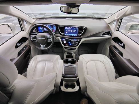 Used 2021 Chrysler Pacifica Touring-L w/ Uconnect Theater Family Group FWD image 2