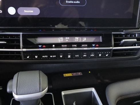 Used 2025 Toyota Sienna Platinum image 16