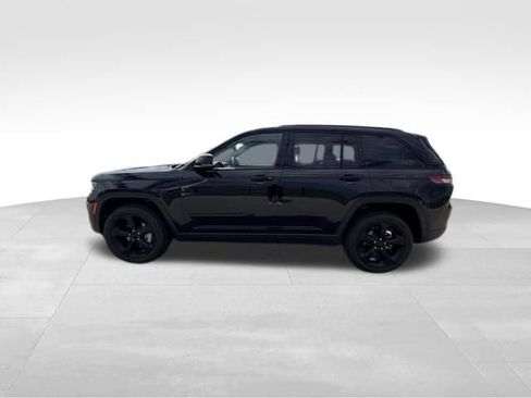 Used 2023 Jeep Grand Cherokee Limited w/ Black Appearance Package AWD/4WD image 3