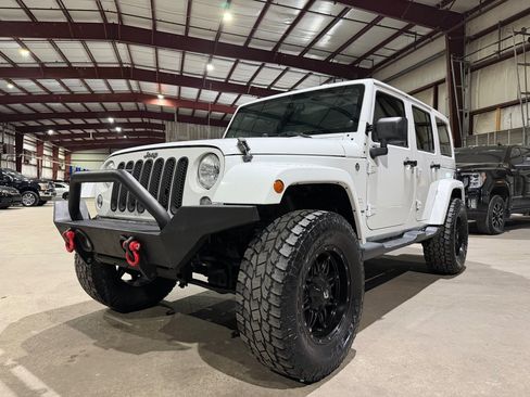 Used 2014 Jeep Wrangler Unlimited Sahara w/ Connectivity Group AWD/4WD image 9