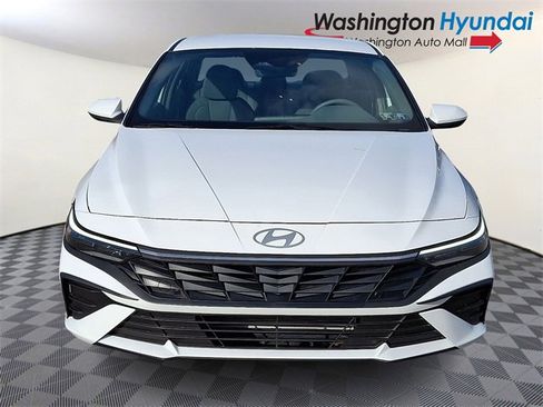 Certified 2025 Hyundai Elantra SE image 2