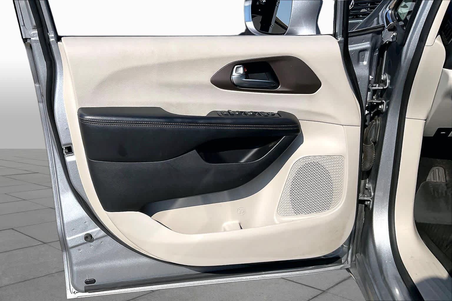 Used 2019 Chrysler Pacifica Touring Plus w/ Tire & Wheel Group FWD image 20