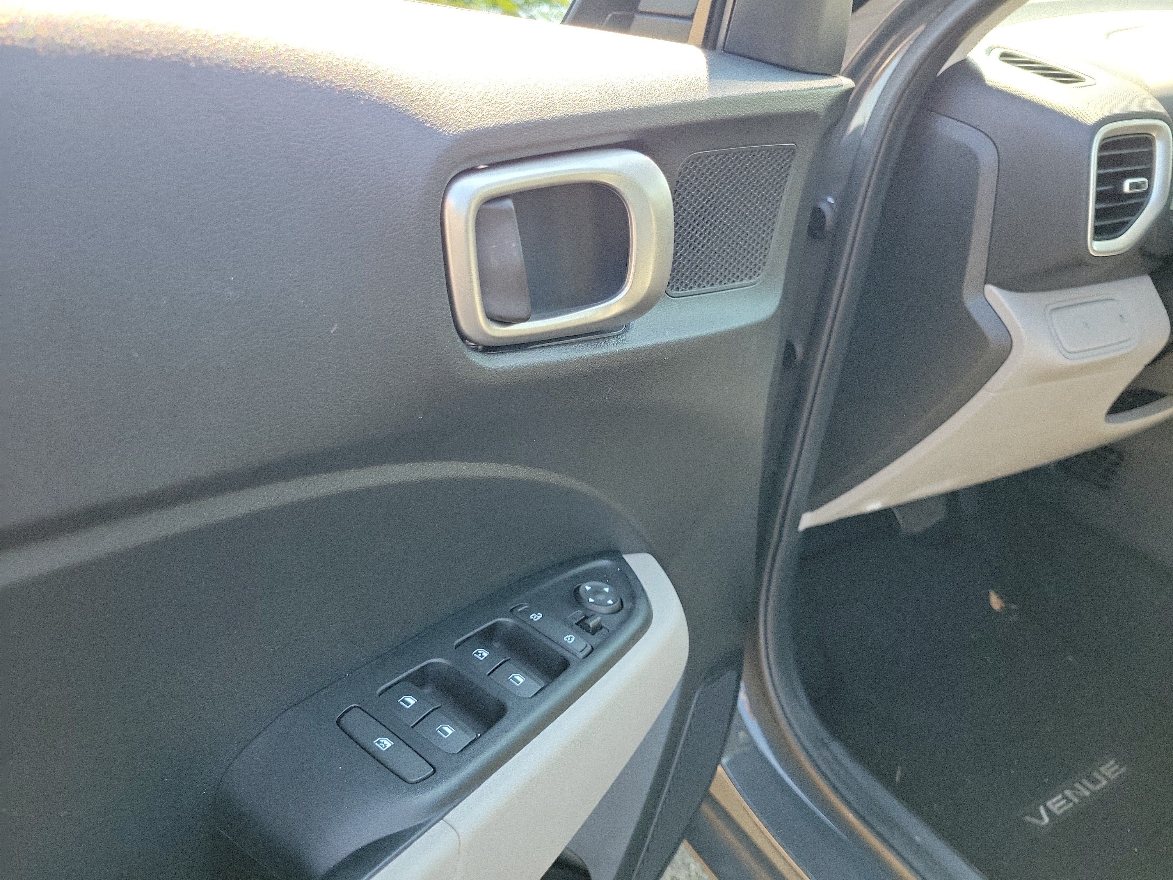 Used 2024 Hyundai Venue SEL FWD image 18