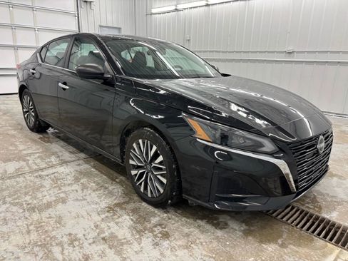Used 2024 Nissan Altima 2.5 SV image 14