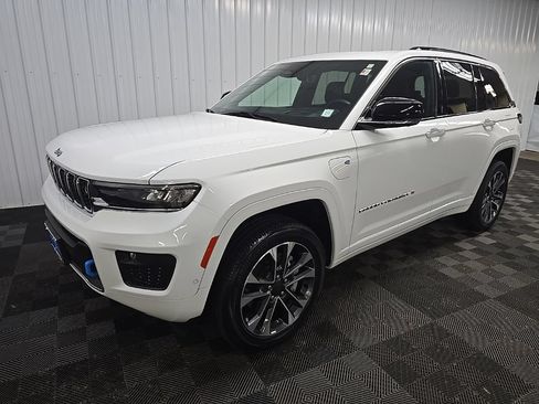 Used 2023 Jeep Grand Cherokee Overland w/ Advanced Protech Group III AWD/4WD image 8