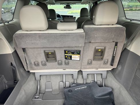 Used 2020 Toyota Sienna XLE FWD image 24