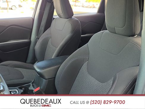 Used 2019 Jeep Cherokee Latitude w/ Popular Appearance Group AWD/4WD image 11