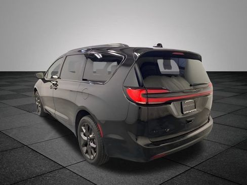 Used 2023 Chrysler Pacifica Touring-L w/ S Appearance Package AWD/4WD image 4