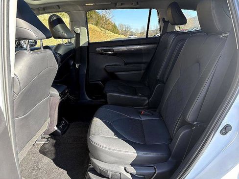 Used 2024 Toyota Highlander Platinum image 12