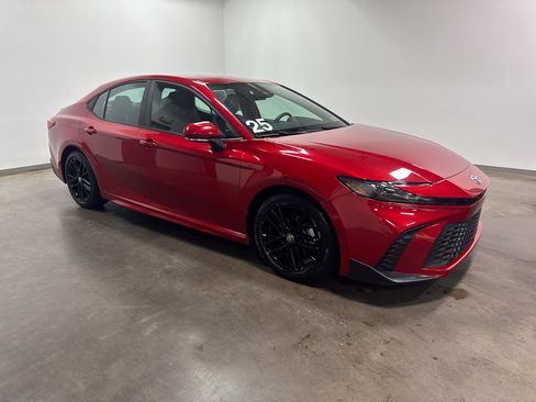 Used 2025 Toyota Camry SE FWD image 2