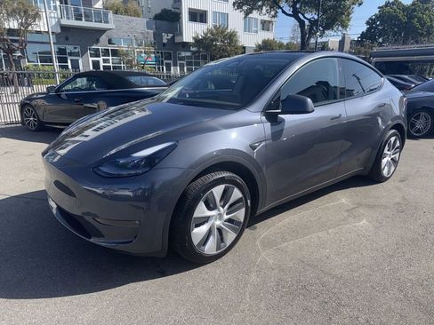 Used 2024 Tesla Model Y Long Range image 1