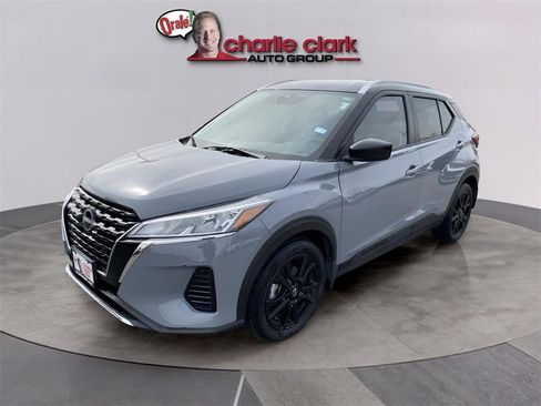 Used 2023 Nissan Kicks SV image 2