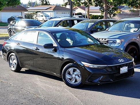 Used 2024 Hyundai Elantra SE FWD image 3