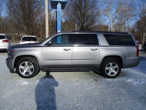 Used 2019 Chevrolet Suburban LT image 2