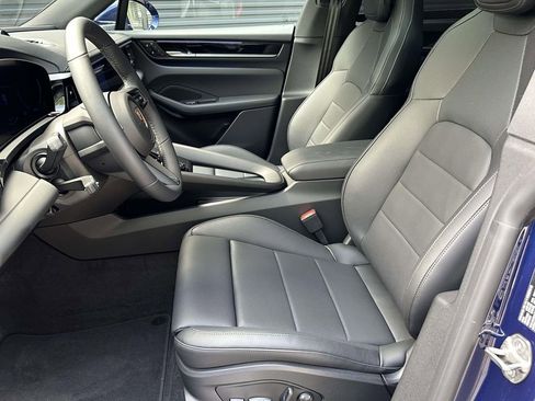 Used 2025 Porsche Macan 4S Electric AWD/4WD image 17