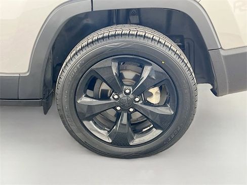 Used 2020 Jeep Cherokee Latitude Plus image 34