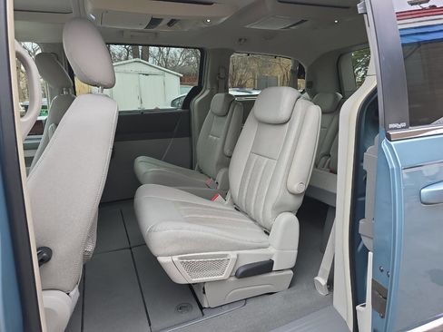 Used 2009 Chrysler Town & Country Touring image 7