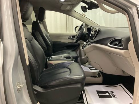 Used 2023 Chrysler Pacifica Touring-L image 31