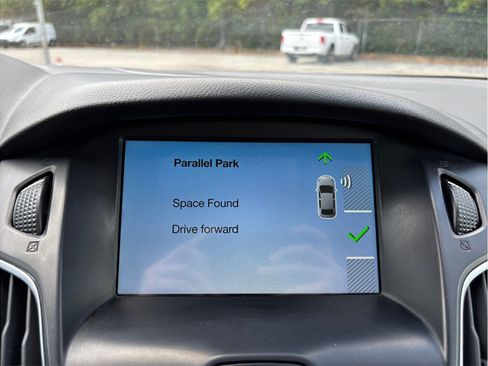 Used 2018 Ford Focus Titanium w/ Titanium Technology Package FWD image 36