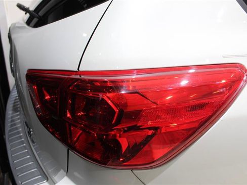 Used 2018 Nissan Pathfinder SL AWD/4WD image 12