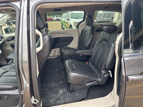 Used 2023 Chrysler Pacifica Touring-L FWD image 10