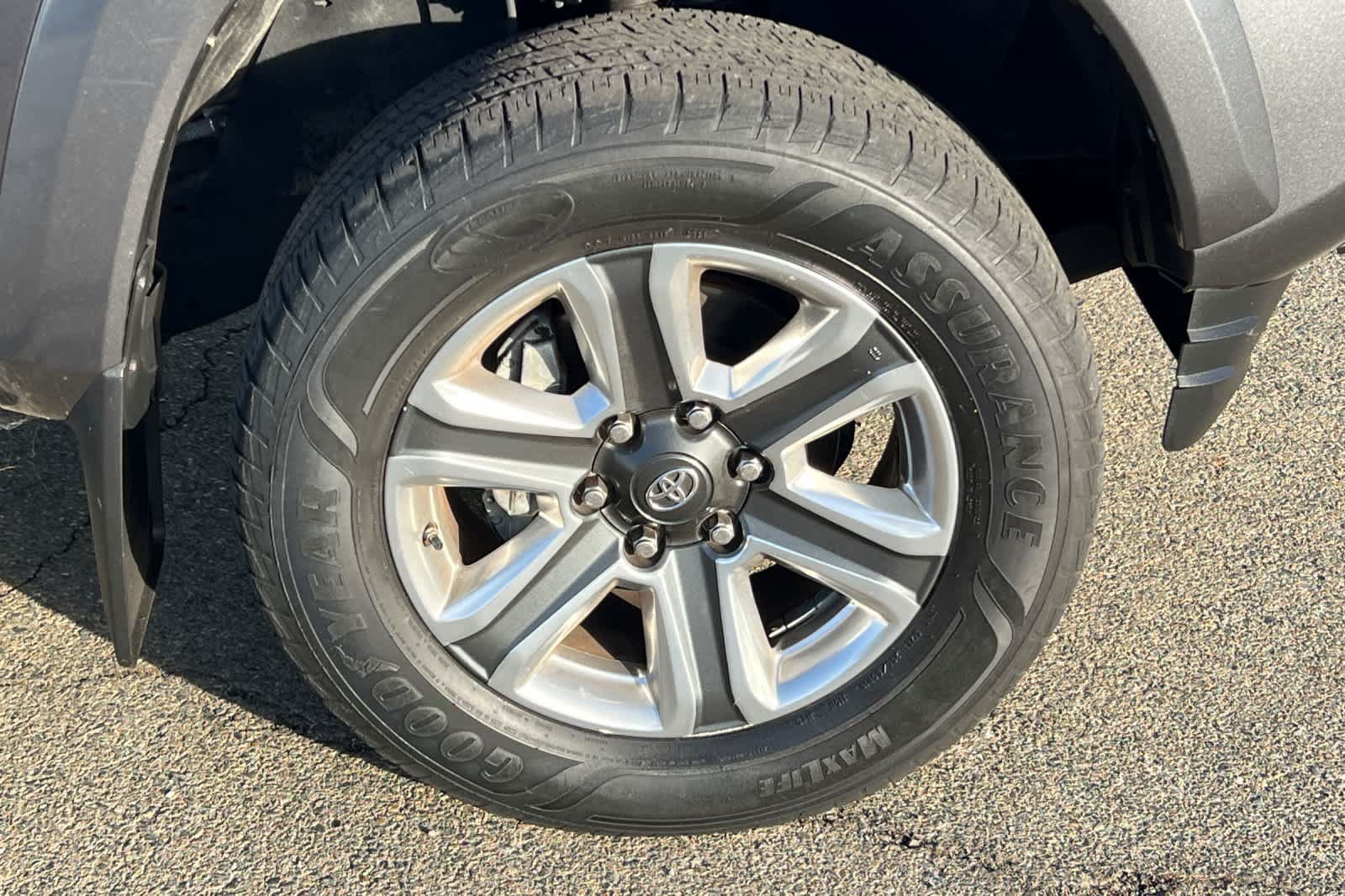 Used 2016 Toyota Tacoma Limited w/ Towing Package RWD image 18