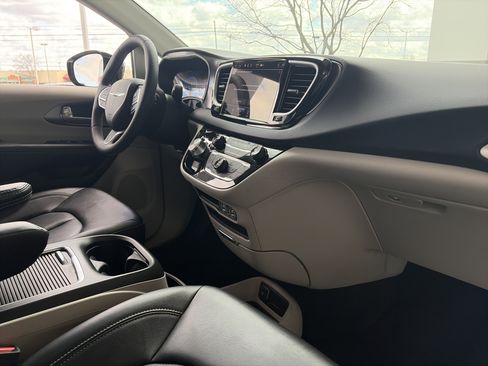 Used 2024 Chrysler Pacifica Touring-L image 25