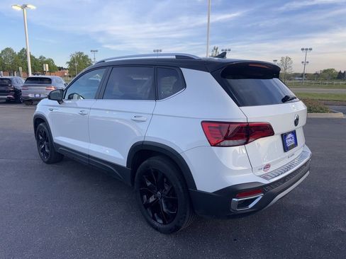 Used 2023 Volkswagen Taos SE w/ Panoramic Sunroof Package AWD/4WD image 5