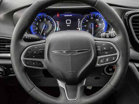 Used 2025 Chrysler Pacifica Select FWD image 65