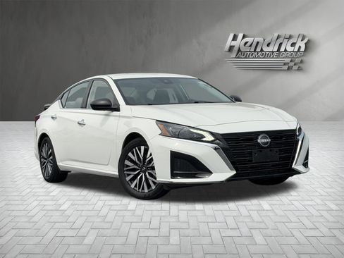 Used 2025 Nissan Altima 2.5 SV FWD image 2