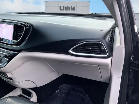 Used 2022 Chrysler Pacifica Touring-L image 24