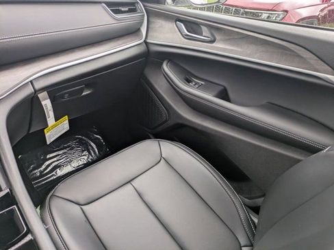 New 2025 Jeep Grand Cherokee Limited w/ Black Appearance Package image 15